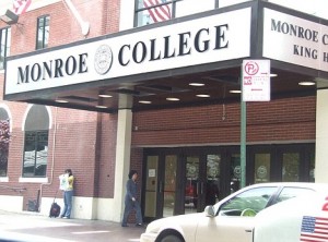 El Monroe College no le suministró a Trina Thompson la  consultoría profesional que había prometido, dejándola sola en  la búsqueda de un empleo.