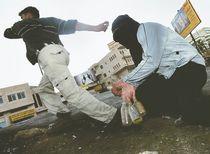 Jóvenes palestinos lanzan piedras y botellas de vidrio a soldados israelíes en el norte de la Franja de Gaza. En esta área Bilal Achmed Ghanan fue muerto a tiros y abierto en el hospital. “Nuestros hijos son utilizados como suministro de órganos,” dicen los palestinos.