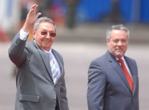 QUITO.- El presidente de Cuba, Raúl Castro, llegó pasadas las 11:00 de hoy, acompañado de vice ministro de Relaciones Exteriores, Lautaro Pozzo.