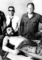 Gustavo Villoldo (a la derecha) junto al asesinado Ernesto Che Guevara. Villoldo fue uno de los oficiales de la CIA enviados, junto a Félix Rodríguez, para participar en la operación.