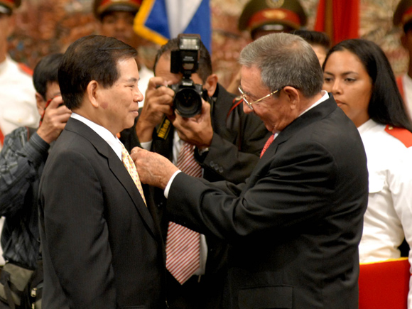Impone Raúl Castro orden "José Martí" al presidente de Viet Nam