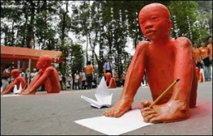 Esculturas realizadas por estudiantes vietnamitas para recordar la atrocidad del agente naranja utilizado por las tropas norteamericanas.