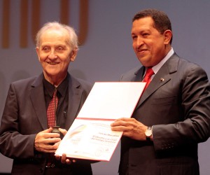 El Presidente Hugo Chávez entrega Premio Libertador al Pensamiento Critico 2008 a  István Mészaros (Foto: Prensa Miraflores)