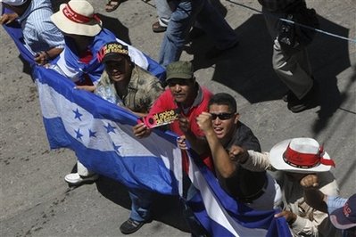 Manifestante contra el golpe de Estado se manifiestan en Tegucigalpa. Foto: AP.