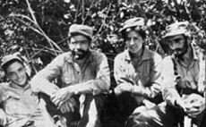En plena selva boliviana aparecen de derecha a izquierda Inti Peredo, Loyola Guzmán, Julio Méndez (el Ñato) y Jorge Vázquez Viaña.