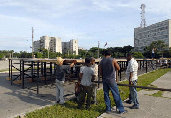 Preparativos en la Plaza de la Revolución para el concierto de Juanes. Foto: Roberto Suárez, especial para Cubadebate.