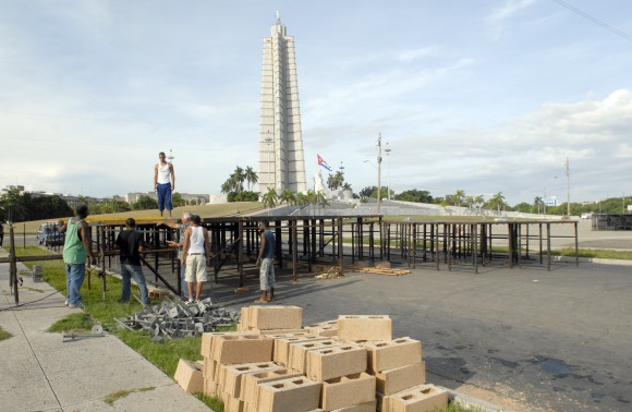 Preparativos en la Plaza de la Revolución para el concierto de Juanes. Foto: Roberto Suárez, especial para Cubadebate.