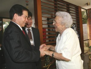El presidente de Viet Nam, Nguyen Minh (izq.), quien llego a la Habana, Cuba el 26 de septiembre de 2009 en visita oficial de cuatro dias, tiene un encuentro con la heroína del Moncada Melba Hernandez el 27 de septiembre de 2009. AIN FOTO/Nguye 