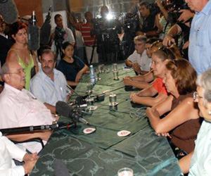 Miguel D'Escoto se reunió con familiares de los cinco héroes