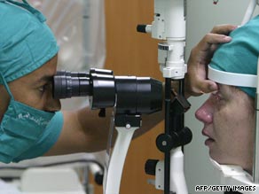 Premian en China a oftalmólogos cubanos 