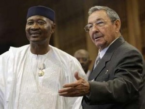 El presidente de Cuba, Raúl Castro, recibió hoy aquí la Orden Nacional de Malí, grado Gran Cruz, impuesta por Amadou Toumani Touré, mandatario de esa nación africana. 