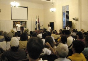 El reverendo Raúl Suárez, interviene en el acto de solidaridad con Honduras efectuado en el centro Martin Luther King, La Habana, 2 de septiembre de 2009. AIN FOTO/Sergio ABEL REYES/rmr 