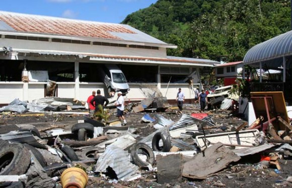 Fotografía tomadas el 29 de septiembr, donde se puede observar los efectos del sismo y el posterior tsunami que azotaron en la madrugada a Samoa y Samoa Estadounidense, matando cerca de 100 personas. (Foto AFP)