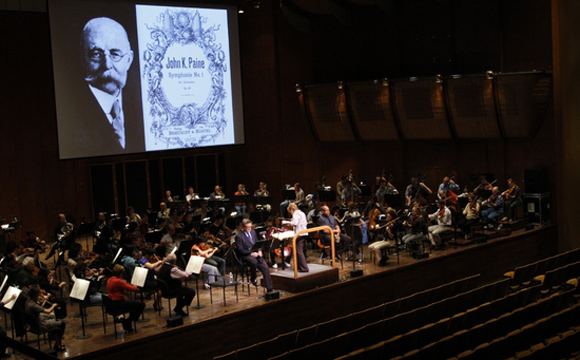 Alec Baldwin y Marin Alsop con la Orquesta Filarmónica de Nueva York