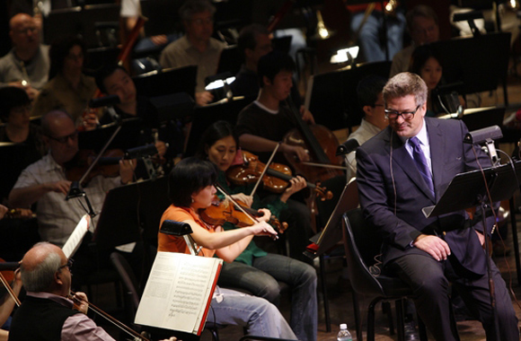 Alec Baldwin y Marin Alsop con la Orquesta Filarmónica de Nueva York