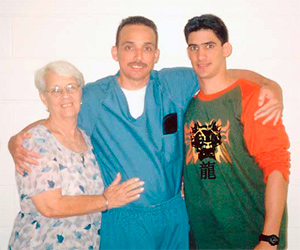 Antonio Guerrero, su madre y su hijo, durante una visita en Florence.