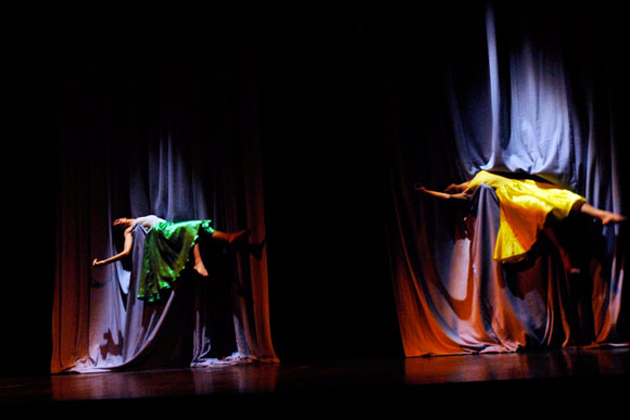Presentación del Ballet Contemporáneo Endedans en el Teatro Tomás Terry de Cienfuegos