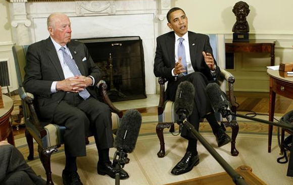 Barack Obama y George Shultz en la Oficina Oval (Foto Reuters, Mayo 2009)