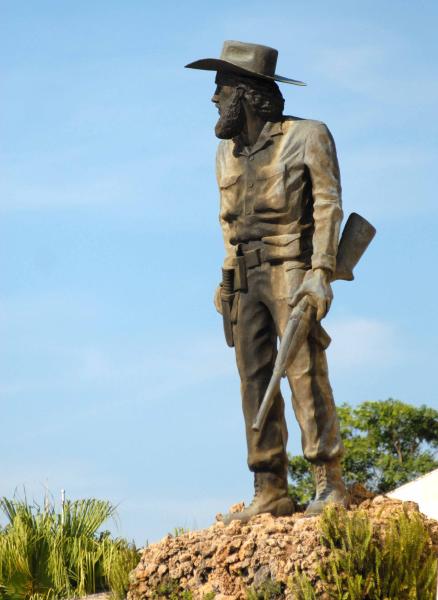 La estatua de bronce del Comandante Camilo Cienfuegos, creada por la escultora Thelvia Marín, uno de los elementos prominentes del conjunto escultórico erigido al Héroe de Yaguajay, en Yaguajay, Sancti Spíritus, Cuba, el 21 de octubre de 2009. AIN/ FOTO Oscar ALFONSO SOSA 