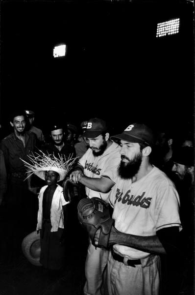 Camilo Cienfuegos en juego de peleta con Fidel, Julio 1959 (Foto Revista Life)