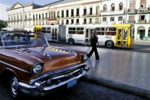 Uno de los nuevos autobuses articulados que reemplazaron a los vetustos "camellos" en La Habana. Los modernos buses comparten las calles con viejos autos de los año 50. (AP Photo/Javier Galeano)