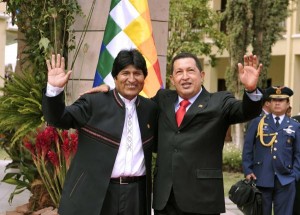 El presidente boliviano, Evo Morales (I) y su homólogo venezolano, Hugo Chávez (D), saludan a la prensa acreditada en la VII Cumbre de la Alianza Bolivariana para los pueblos de Nuestra América (ALBA), en Cochabamba, Bolivia, el 16 de octubre de 2009. AIN FOTO/Aizar Raldes/AFP/sdl 