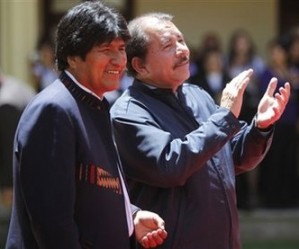 Evo Morales y Daniel Ortega este sábado 17 de noviembre en la Cumbre del ALBA, en Cochabamba, Bolivia (Foto: AP)
