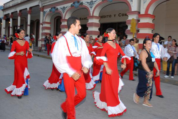 Desfile inaugural de la XVI Fiesta de la Cultura Iberoamericana