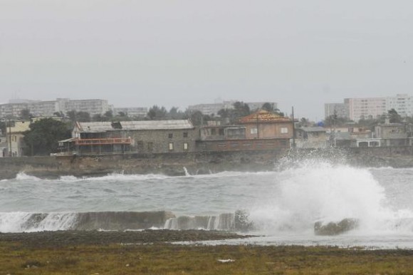 Las marejadas provocadas por la llegada del primer frente frío al occidente de Cuba el 18 de octubre de 2009, golpean la costa de Alamar y Cojimar en La Habana del Este. AIN FOTO/Roberto MOREJON RODRIGUEZ 