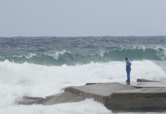 Un hombre observa en la costa de Alamar, La Habana del Este, las marejadas provocadas por la llegada del primer frente frío al occidente de Cuba el 18 de octubre de 2009. AIN FOTO/Roberto MOREJON RODRIGUEZ 