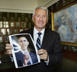 Thorbjorn Jagland muestra la foto del Premio Nobel de la Paz.