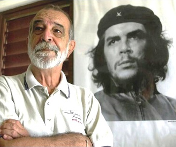 Alberto Korda frente a su mitica foto del Che (Foto AP)