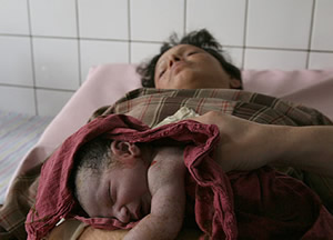 Cerca de 500 000 mujeres mueren cada año durante el embarazo o el parto