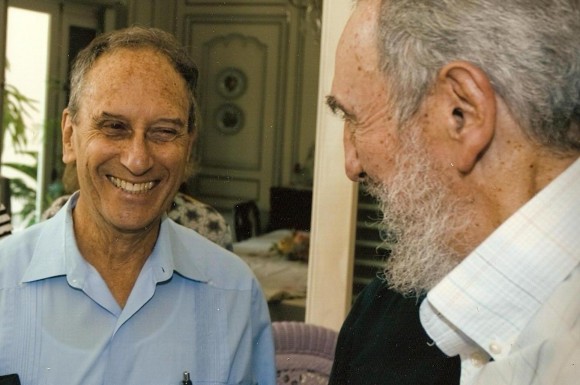 Saul Landau y Fidel Conversan.