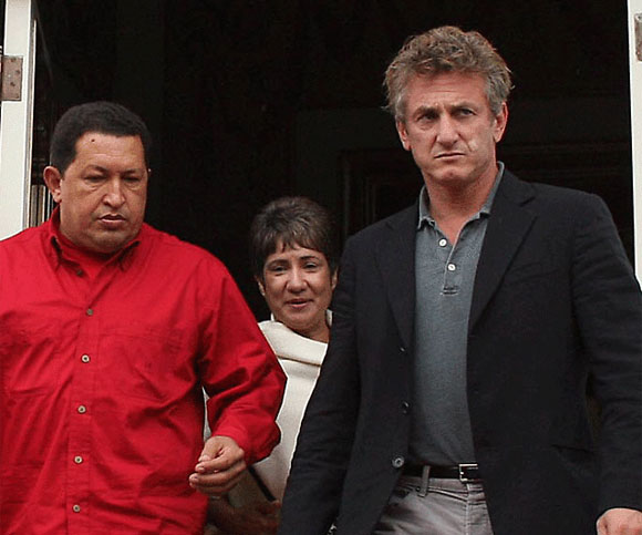 Presidente Chávez y Sean Penn a su salida de Miraflores después de realizarse el III Gabinete Móvil de Consejos Comunales el 2 de agosto de 2007. (Foto Prensa Miraflores)