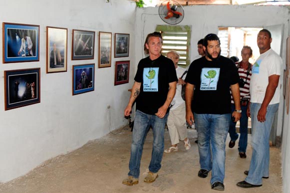 Sean Peen en su recorrido por la Isla de la Juventud en Cuba, acompañado por Alexis Leyva Machado (Kcho)