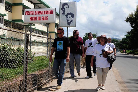 Sean Peen en su recorrido por la Isla de la Juventud en Cuba, acompañado por Alexis Leyva Machado (Kcho)