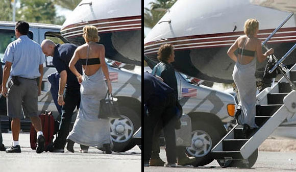 Sean Penn y Diana Jenkins en Las Vegas en su vuelo para Cuba (Fotos: TMZ)