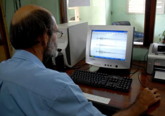 Especialista del Observatorio Geodinámico de Cuba analiza la información del sismógrafo de la Estación sísmica del Río Carpintero, al este de la ciudad de Santiago de Cuba después del movimiento de tierra del 28 de octubre de 2009