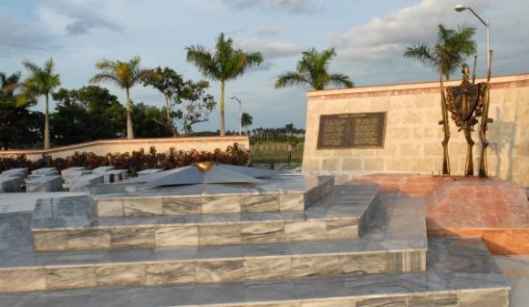 En el centro la estrella, desde donde brotará la llama eterna. A la derecha réplicas de tres fusiles M_1 y el escudo cubano,que simbolizan las fuerzas revolucionarias que participaron en las acciones del Frente Norte de Las Villas, en Yaguajay, Sancti Spíritus, Cuba, el 20 de octubre de 2009. AIN/ FOTO Oscar ALFONSO SOSA 