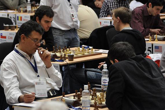 La sala de juegos en Khanty-Mansiysk. Al centro, Leinier juega contra Smerdon.