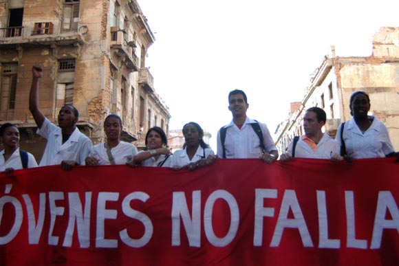 Marcha de jóvenes universitarios y pueblo en La Habana, Cuba, el 27 de noviembre de 2009 en ocasión del Aniversario 138 del fusilamiento de los ocho estudiantes de medicina asesinados en 1871. Foto: Sergio Abel Reyes
