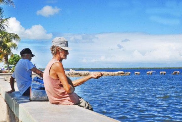 Pescadores en el malecón de Puerto Padre, en la oriental provincia de Las Tunas,Cuba, el 23 de noviembre de 2009. AIN FOTO/Yaciel PEÑA DE LA PEÑA.