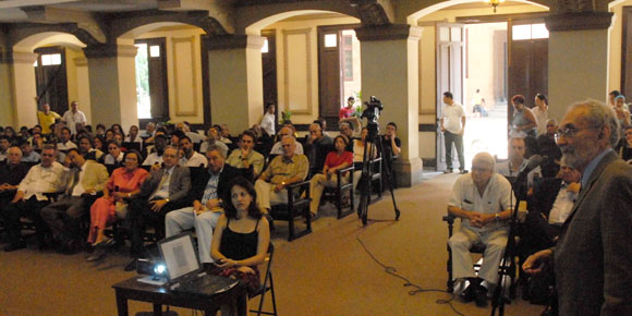 El Dr. Robert Curl, Profesor Emérito de la Universidad de Rice, en los EE.UU, Premio Nobel de Química en 1996, dictó una Conferencia Magistral, durante el inicio del Encuentro Internacional de las Ciencias Naturales en la Era del Nano, el 23 de Noviembre de 2009, en la Universidad de La Habana. Foto: Oriol de la Cruz Atencio/AIN