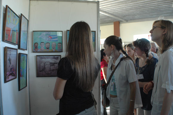 Integrantes de Grenada observan la exposición de  fotografía sobre los Cinco.