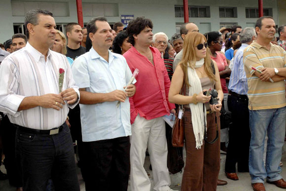 De izquierda a derecha Rolando Díaz González, presidente del Gobierno en Cienfuegos, José Ramón Monteagudo Ruiz, primer secretario del Partido en la provincia, y Augusto Enrique, quien preside el XVII Festival Internacional de Música Popular "Benny Moré", entre otros, durante la apertura en el municipio de Lajas.