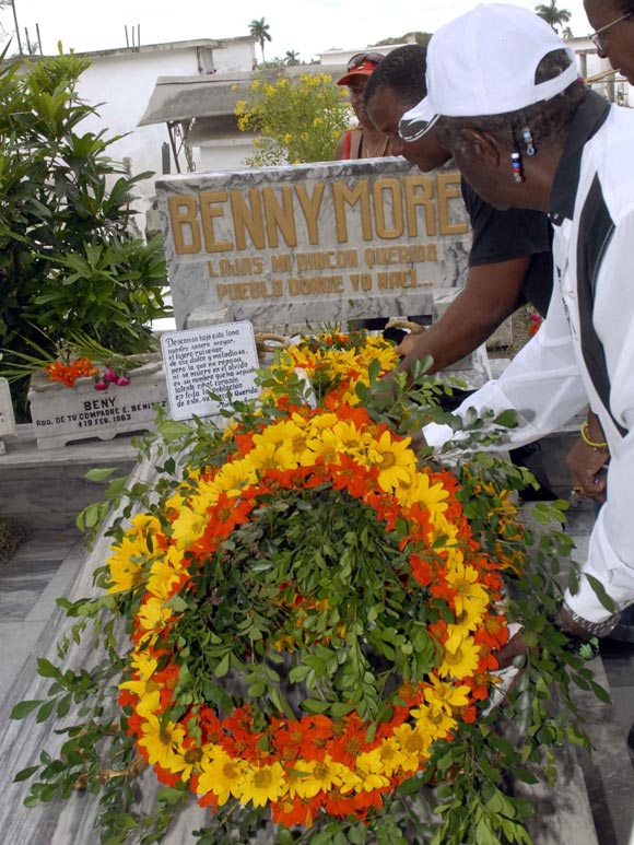 Familiares y amigos del Benny, depositaron flores en su sepultura en el cementerio municipal de Lajas