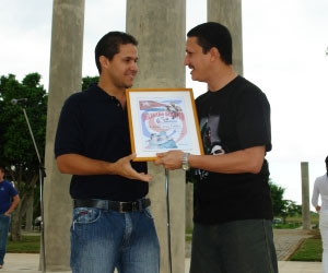 A la izquierda Javier Arza Valdés recibe el diploma que lo acredita como delegado directo del IX Congreso de la UJC