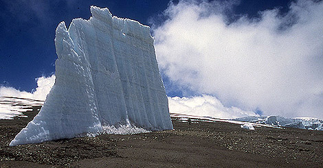 Esta es una foto reciente de la cima del Kilimanjaro. La tomó un científico norteamericano de la Universidad de Ohio.