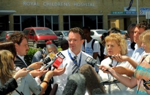 Leo Donnan (en el centro), jefe de Cirugía en el Hospital Real de Infancia de Melbourne. (Foto: AFP)